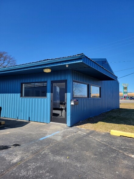 3895 Pine Grove Ave, Fort Gratiot, MI for lease - Building Photo - Image 1 of 7