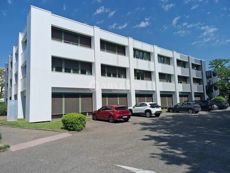 Office in Bron for lease - Building Photo - Image 1 of 9
