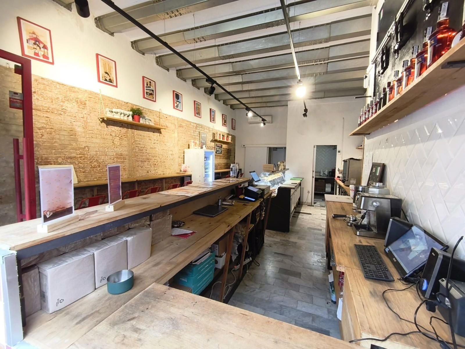 Retail in Barcelona, Barcelona for lease Interior Photo- Image 1 of 9