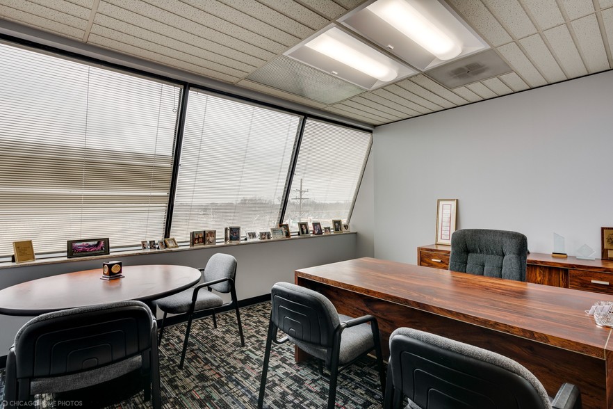 340 W Butterfield Rd, Elmhurst, IL for lease - Interior Photo - Image 3 of 4