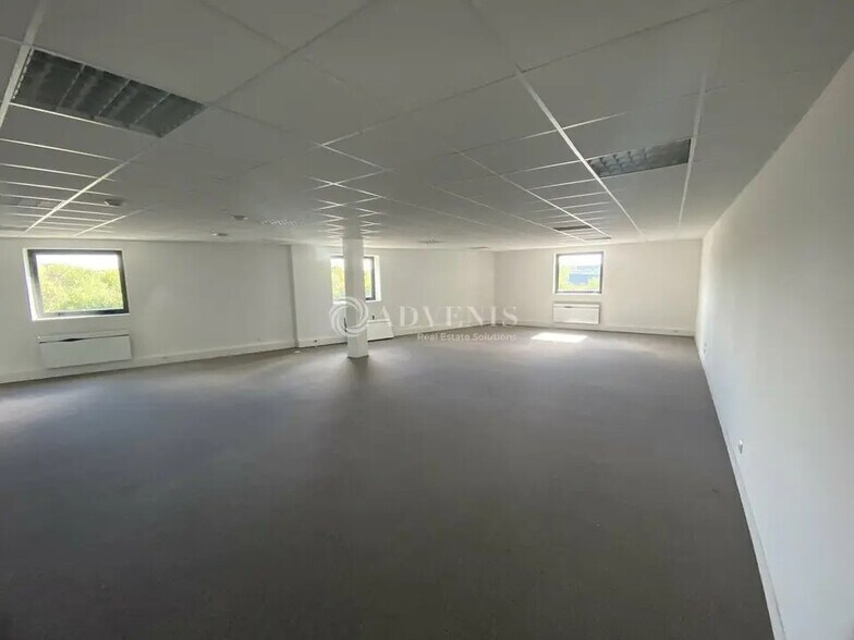 Flex in Montigny-le-Bretonneux for lease - Interior Photo - Image 3 of 9