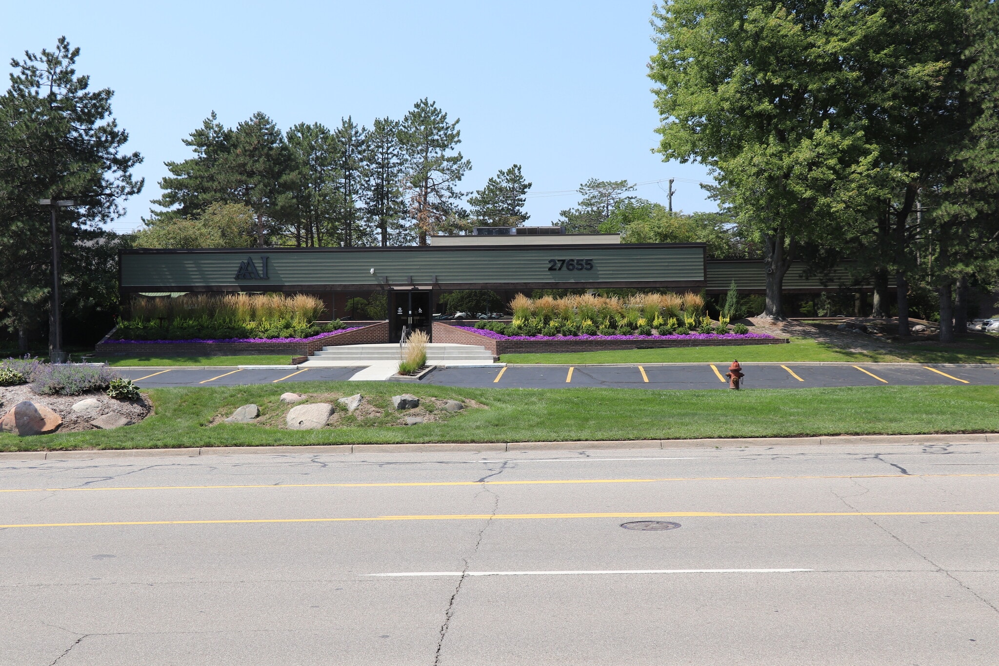 27655 Middlebelt Rd, Farmington Hills, MI à louer Photo du bâtiment- Image 1 de 6