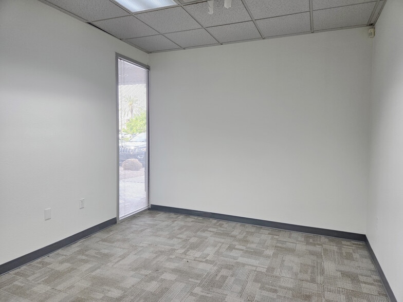 1929 W Lone Cactus Dr, Phoenix, AZ for lease - Interior Photo - Image 3 of 15