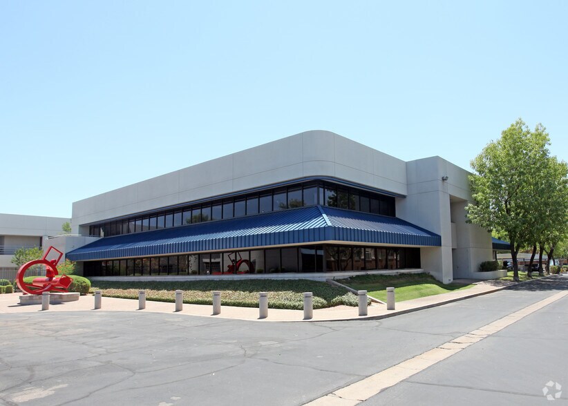 1707 E Highland Ave, Phoenix, AZ à louer - Photo principale - Image 1 de 3