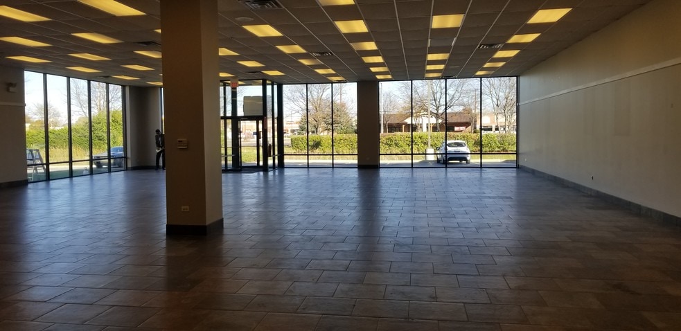 310 Randall Rd, South Elgin, IL for lease - Interior Photo - Image 2 of 7