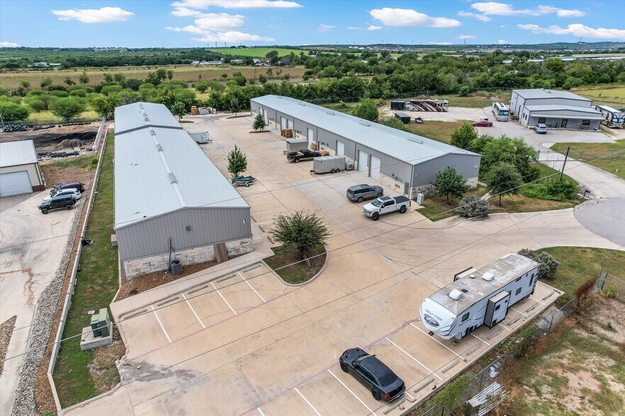 35 Nafta Cir, New Braunfels, TX à louer - Photo du bâtiment - Image 3 de 10