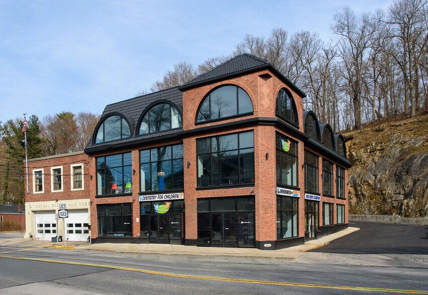 111 E Main St, Mount Kisco, NY à vendre - Photo principale - Image 1 de 27