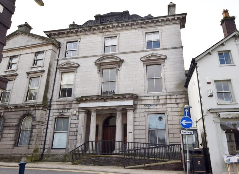 2 Queen St, Ulverston for lease - Primary Photo - Image 1 of 3