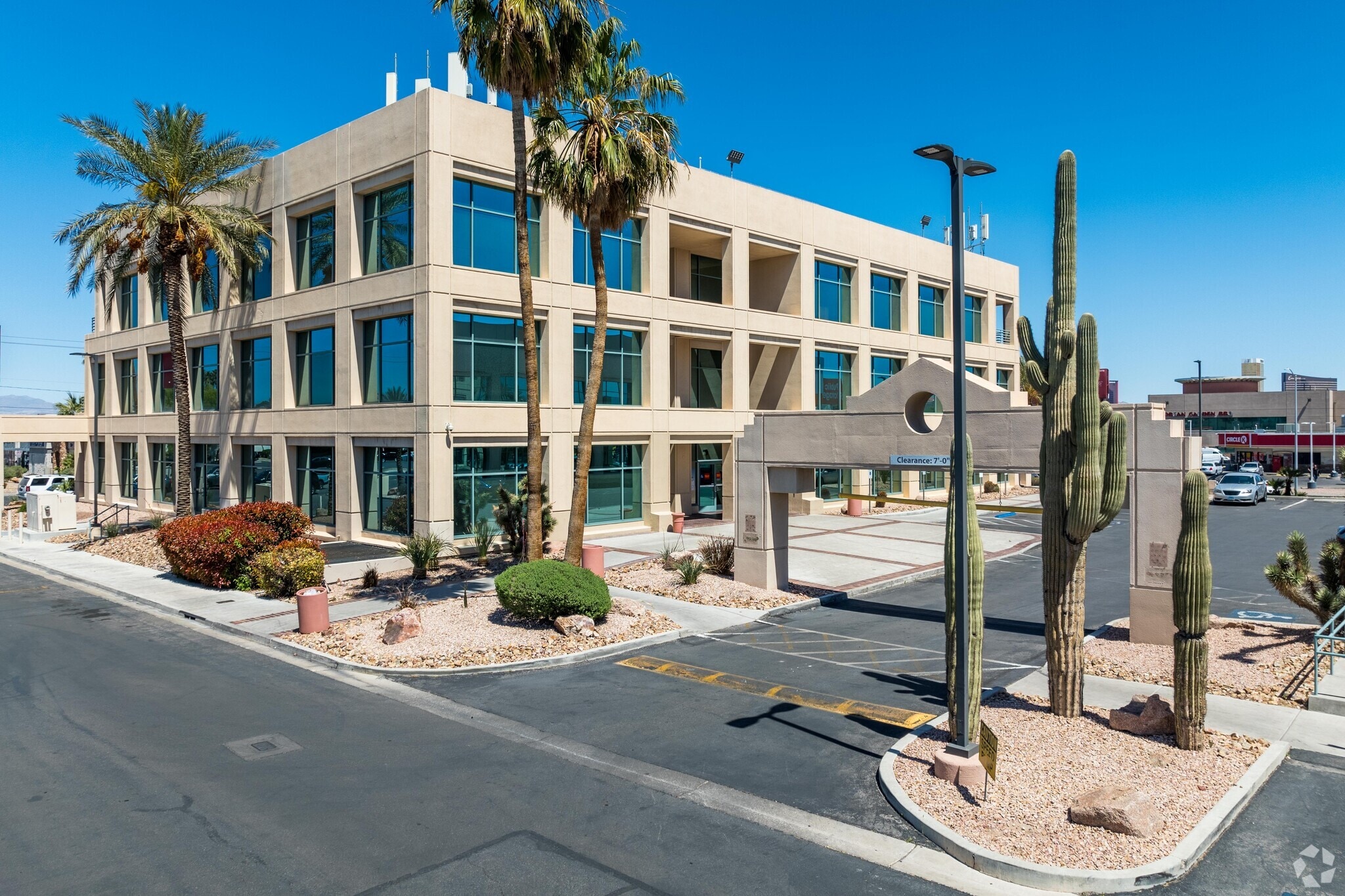 4415 Spring Mountain Rd, Las Vegas, NV à louer Photo du bâtiment- Image 1 de 5