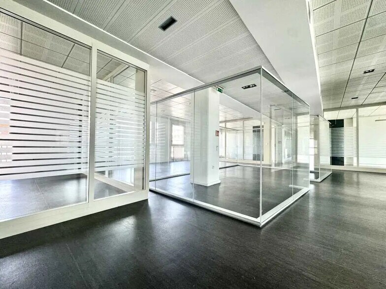 Office in Villeurbanne for lease - Interior Photo - Image 2 of 9