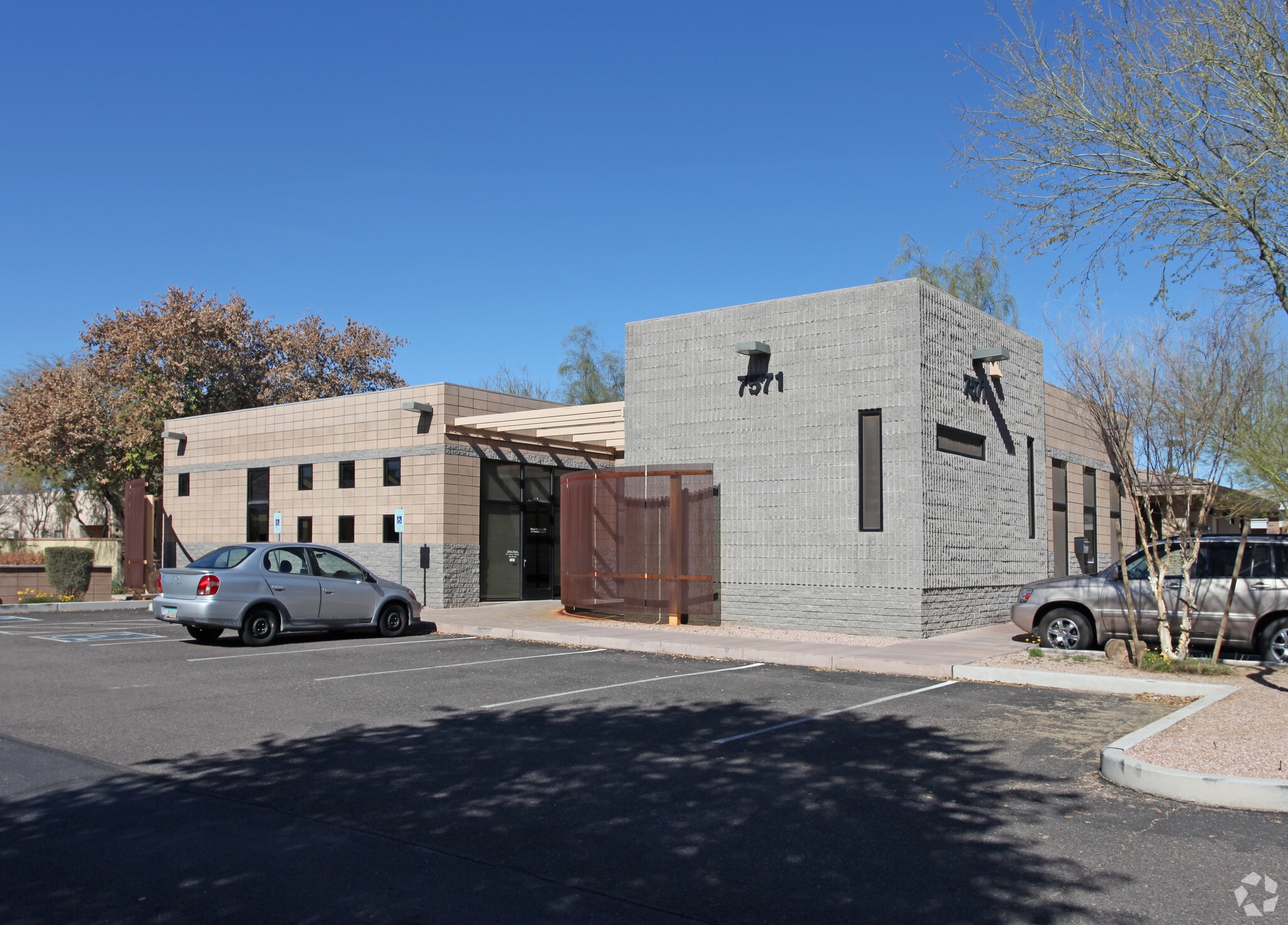 7571 S Willow Dr, Tempe, AZ for lease Primary Photo- Image 1 of 6