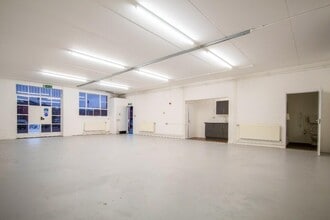 380 Chester Rd, Manchester for lease Interior Photo- Image 2 of 4