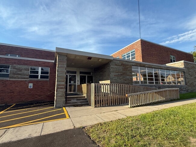 Plus de détails pour 214 Kinne St, East Syracuse, NY - Spécialité à vendre