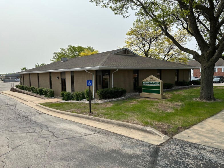 2331 San Luis Pl, Green Bay, WI à vendre - Photo du bâtiment - Image 1 de 1