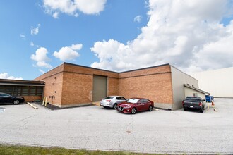 11721-11723 Northline Industrial Blvd, Maryland Heights, MO for lease Building Photo- Image 2 of 4