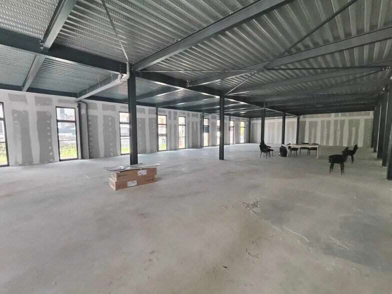 Office in Plaisir for lease - Building Photo - Image 3 of 12