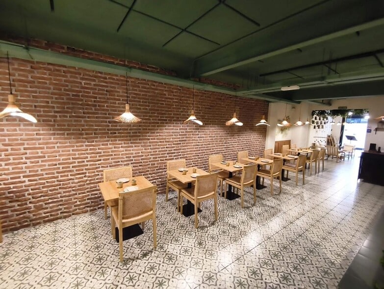 Retail in Barcelona, Barcelona for lease - Building Photo - Image 2 of 2