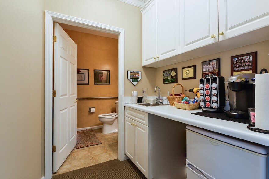 701 Whitlock Ave SW, Marietta, GA à louer - Photo du bâtiment - Image 2 de 3