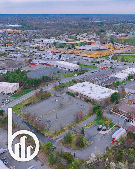 8 Edgeboro Rd, East Brunswick, NJ à louer - Photo du bâtiment - Image 2 de 7