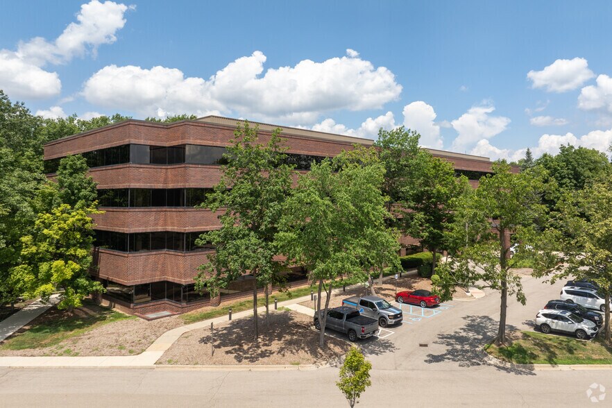 5445 Corporate Dr, Troy, MI à vendre - Photo du bâtiment - Image 3 de 11