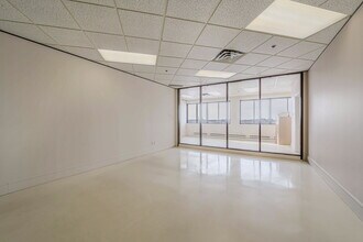 433 Rue Chabanel O, Montréal, QC for lease Building Photo- Image 2 of 10