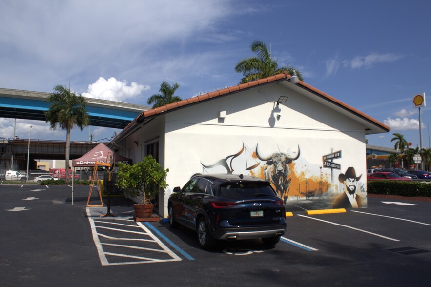 7701 NW 103rd St, Hialeah, FL for lease - Building Photo - Image 2 of 15