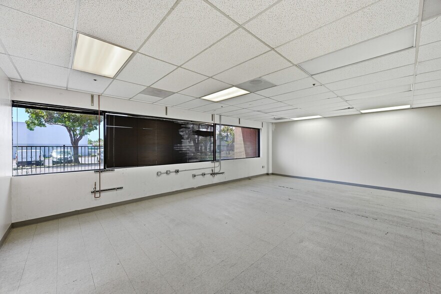 675 Sycamore Dr, Milpitas, CA à louer - Photo du bâtiment - Image 2 de 12