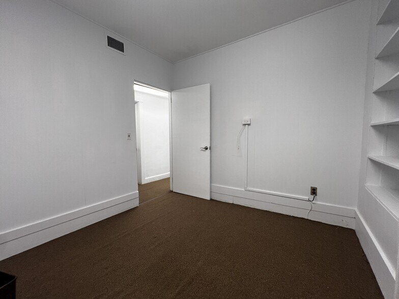 37 E Main St, Oyster Bay, NY à louer - Photo du bâtiment - Image 3 de 17