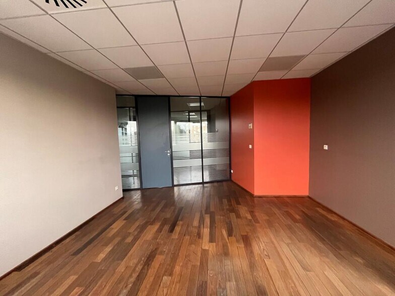 129 Chemin Du Moulin Carron, Écully for lease - Interior Photo - Image 2 of 12