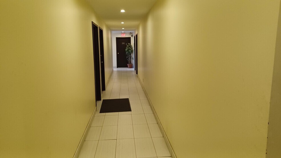 3033-3049 Carling Ave, Ottawa, ON à louer - Photo intérieure - Image 2 de 16