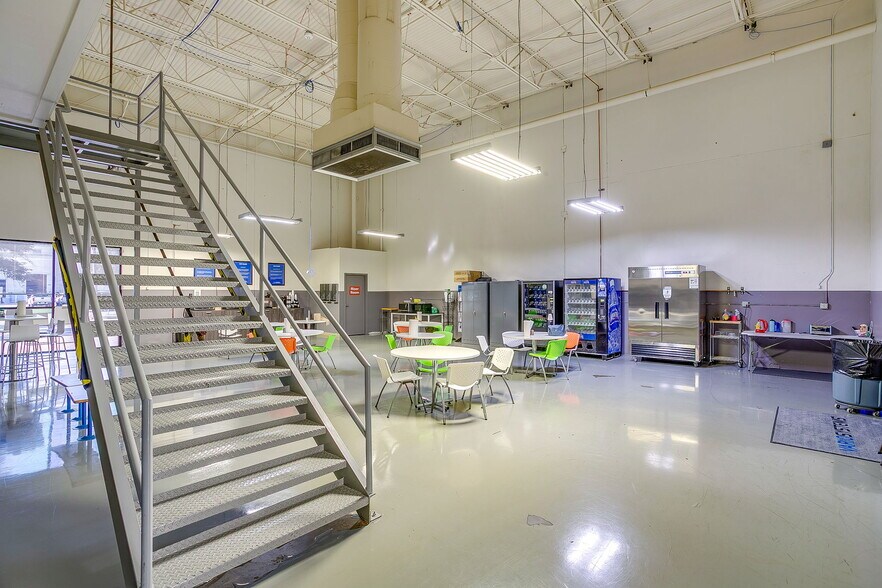 2051 Franklin Dr, Fort Worth, TX à vendre - Photo du bâtiment - Image 2 de 22