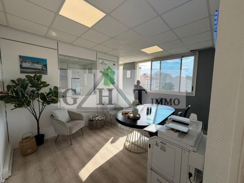 Office in Maisons-Alfort for lease - Interior Photo - Image 3 of 11