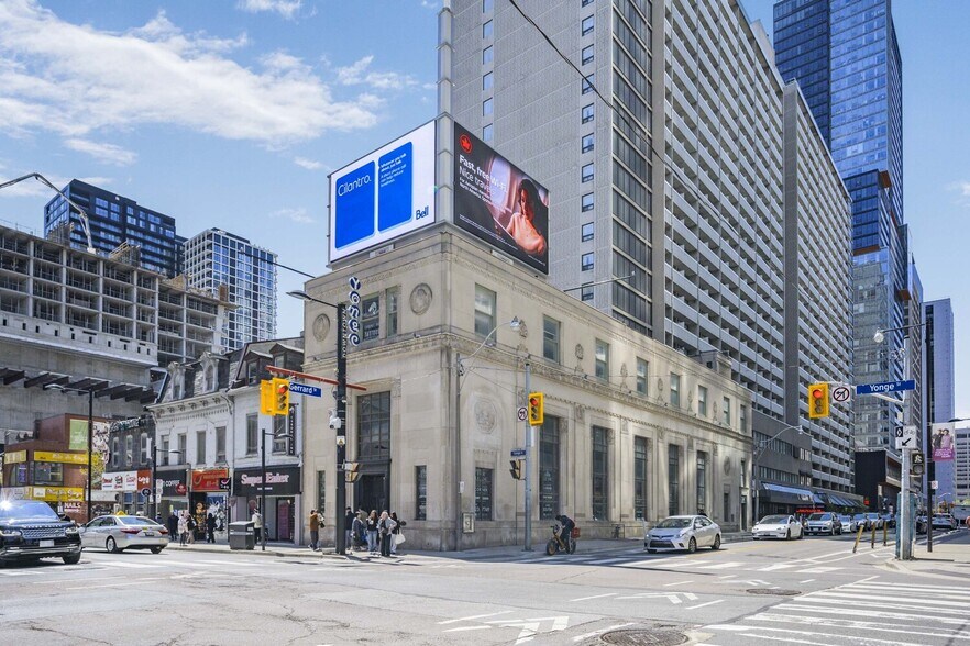 378 Yonge St, Toronto, ON à louer - Photo du bâtiment - Image 2 de 16