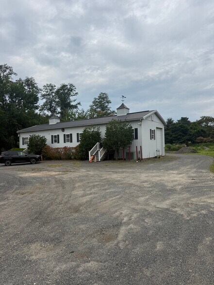 353 Fairfield Rd, Freehold, NJ à vendre - Photo du bâtiment - Image 3 de 5