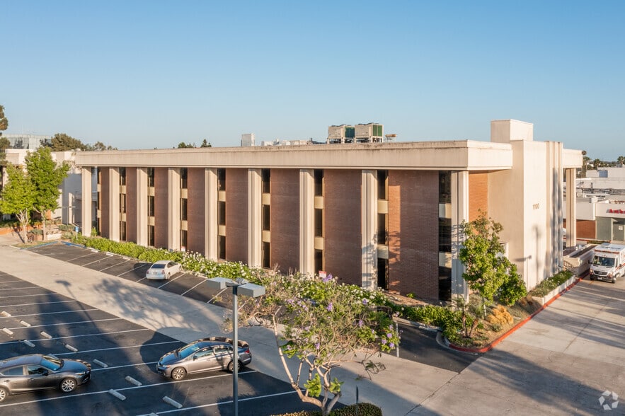 11100 Warner Ave, Fountain Valley, CA for lease - Building Photo - Image 3 of 7