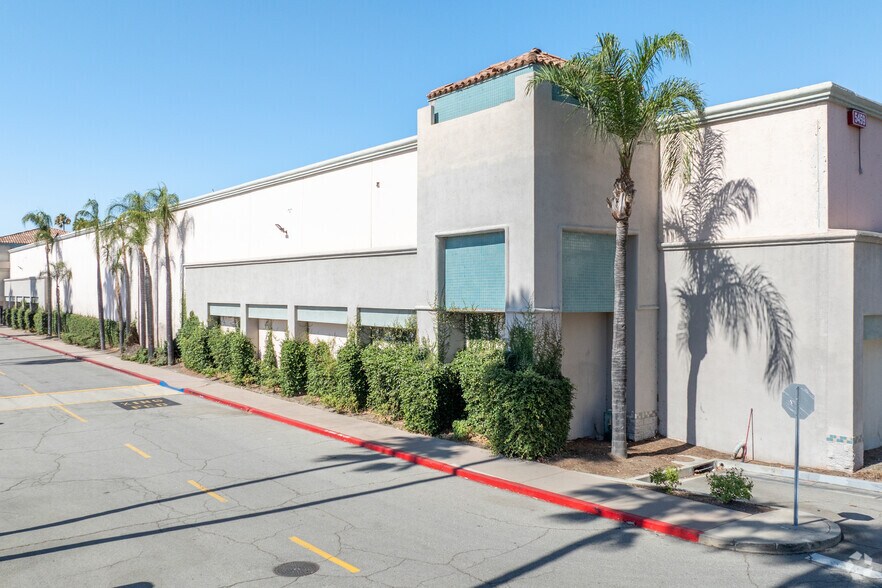 5459 Philadelphia St, Chino, CA à vendre - Photo du bâtiment - Image 2 de 3