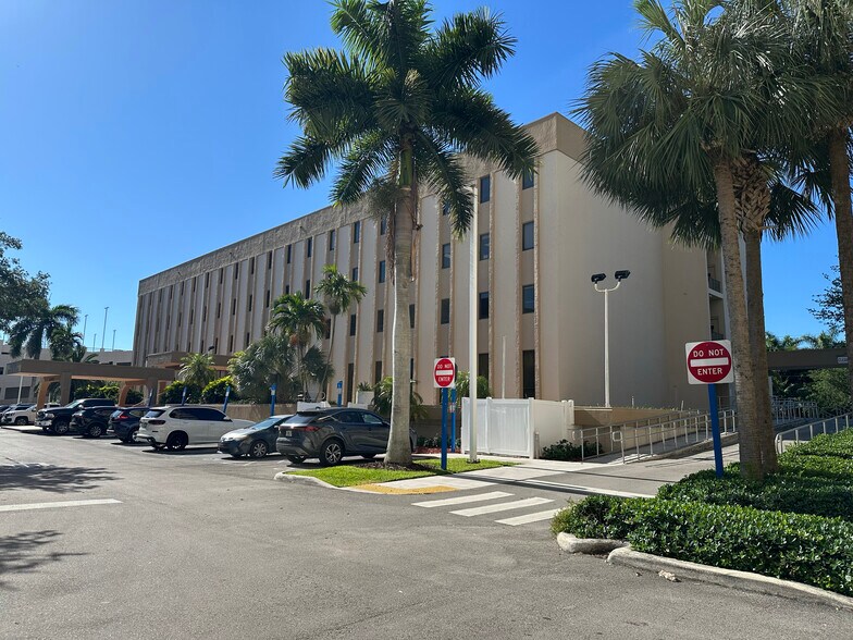 11880 Bird Rd, Miami, FL à louer - Photo du bâtiment - Image 1 de 10