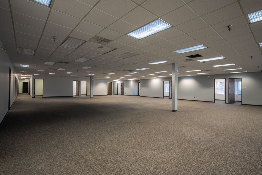1919-1975 Technology Dr, Troy, MI for lease - Building Photo - Image 3 of 9