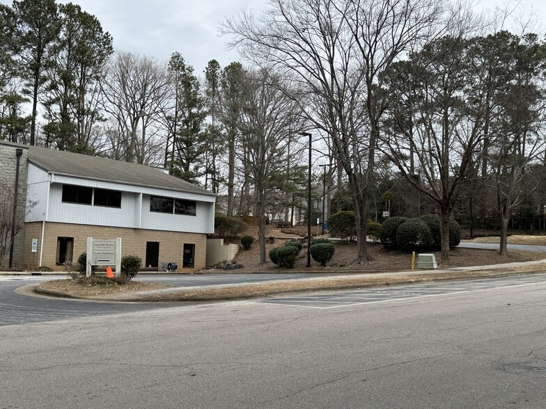 4900 Waters Edge Dr, Raleigh, NC à vendre - Photo du bâtiment - Image 2 de 4