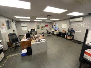 425 Sovereign Rd, London, ON à louer Photo intérieure- Image 1 de 8