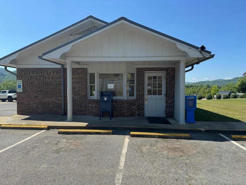 5858 Old Hendersonville Hwy, Penrose, NC à vendre - Photo du bâtiment - Image 2 de 18