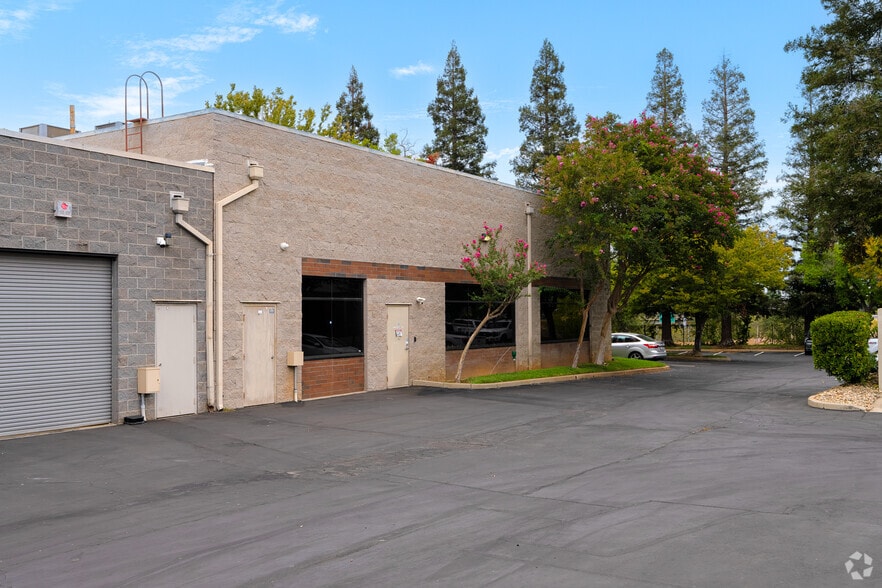 10304 Placer Ln, Sacramento, CA à louer - Photo du bâtiment - Image 2 de 24