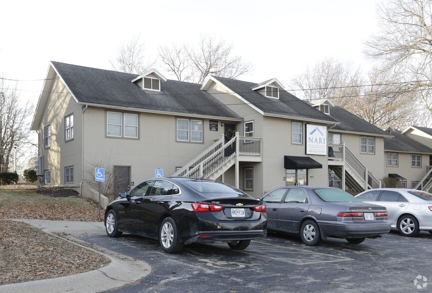 8015 Shawnee Mission Pky, Shawnee Mission, KS for lease - Primary Photo - Image 1 of 4