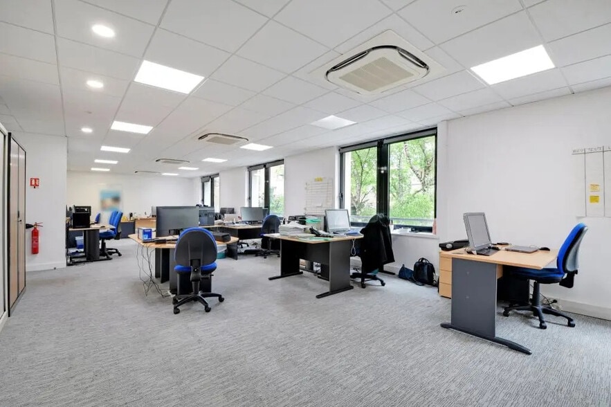 16 Rue Antonin Raynaud, Levallois-Perret for lease - Interior Photo - Image 3 of 7