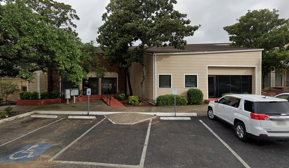 2805-2897 Thousand Oaks Dr, San Antonio, TX à louer - Photo du bâtiment - Image 2 de 8
