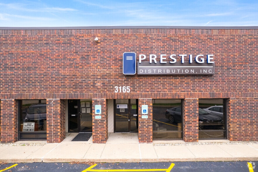 3151-3165 Commercial Ave, Northbrook, IL for lease - Primary Photo - Image 1 of 7