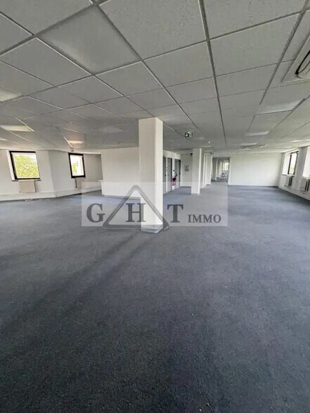 Office in Saint-Denis for lease - Interior Photo - Image 3 of 12
