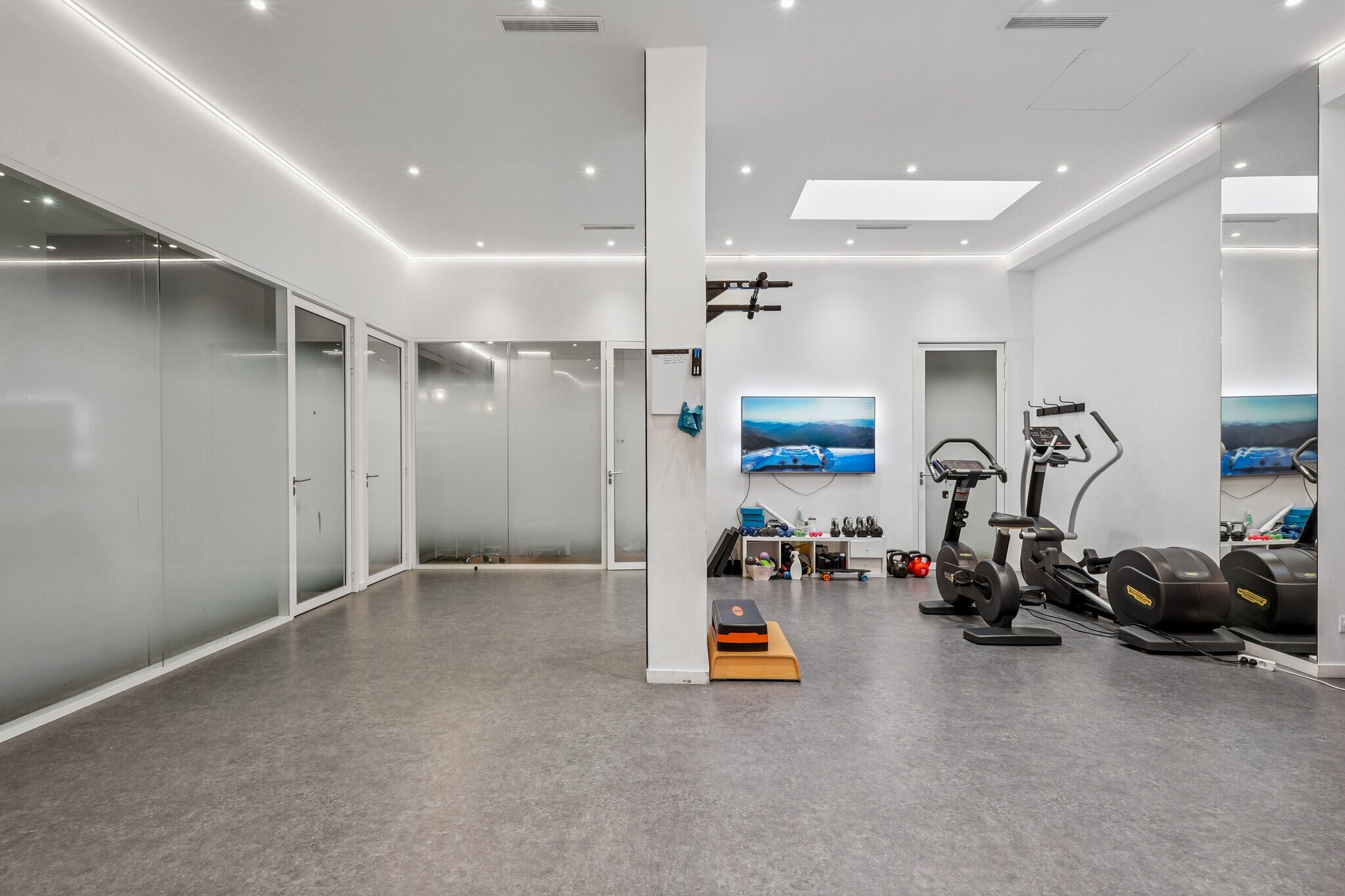 Multifamily in Paris for sale Building Photo- Image 1 of 11