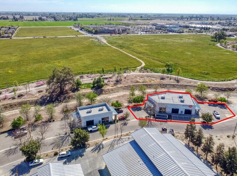 1241 W Caldwell Ave, Visalia, CA à louer - Photo du bâtiment - Image 2 de 17