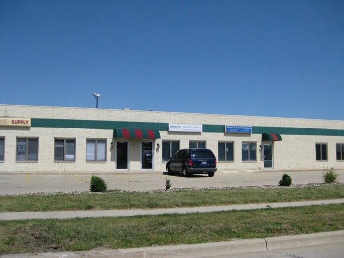1624/1628/1630 Commerce Parkway portefeuille de 3 propriétés à vendre sur LoopNet.ca - Photo principale - Image 2 de 17